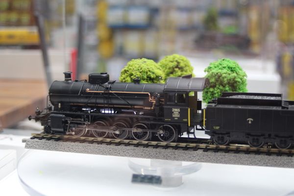 Detailansicht einer ausgestellten Modell-Dampflokomotive bei Simatrain