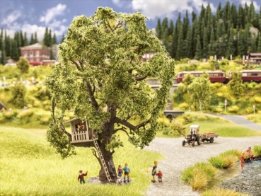 Noch 21765  Baum mit Baumhaus