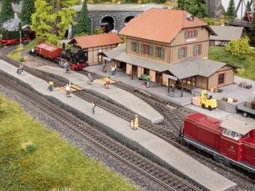Noch 66020  Bahnsteig Epoche III – IV, Set (4-teilig)