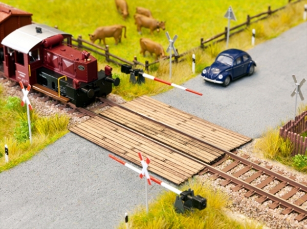 Noch 14305  L-C Bahnübergang Holzbohlen