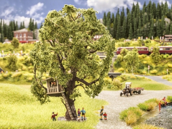 Noch 21765  Baum mit Baumhaus