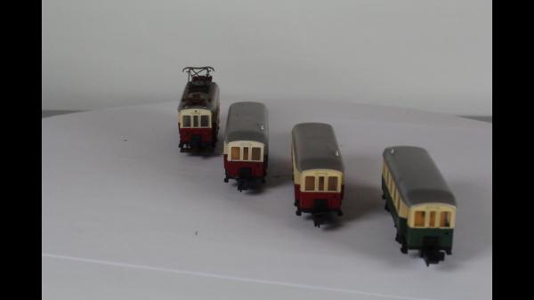 Arnold 2960 Tramm mit 4 Wagen analog