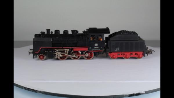 Märklin 3003-3 Dampflok mit Tender BR 24 AC analog